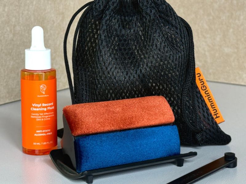 Bộ vệ sinh đĩa than Humminguru I-Brush 5-In-1 Record Cleaning Kit là bộ dụng cụ làm sạch đĩa vinyl